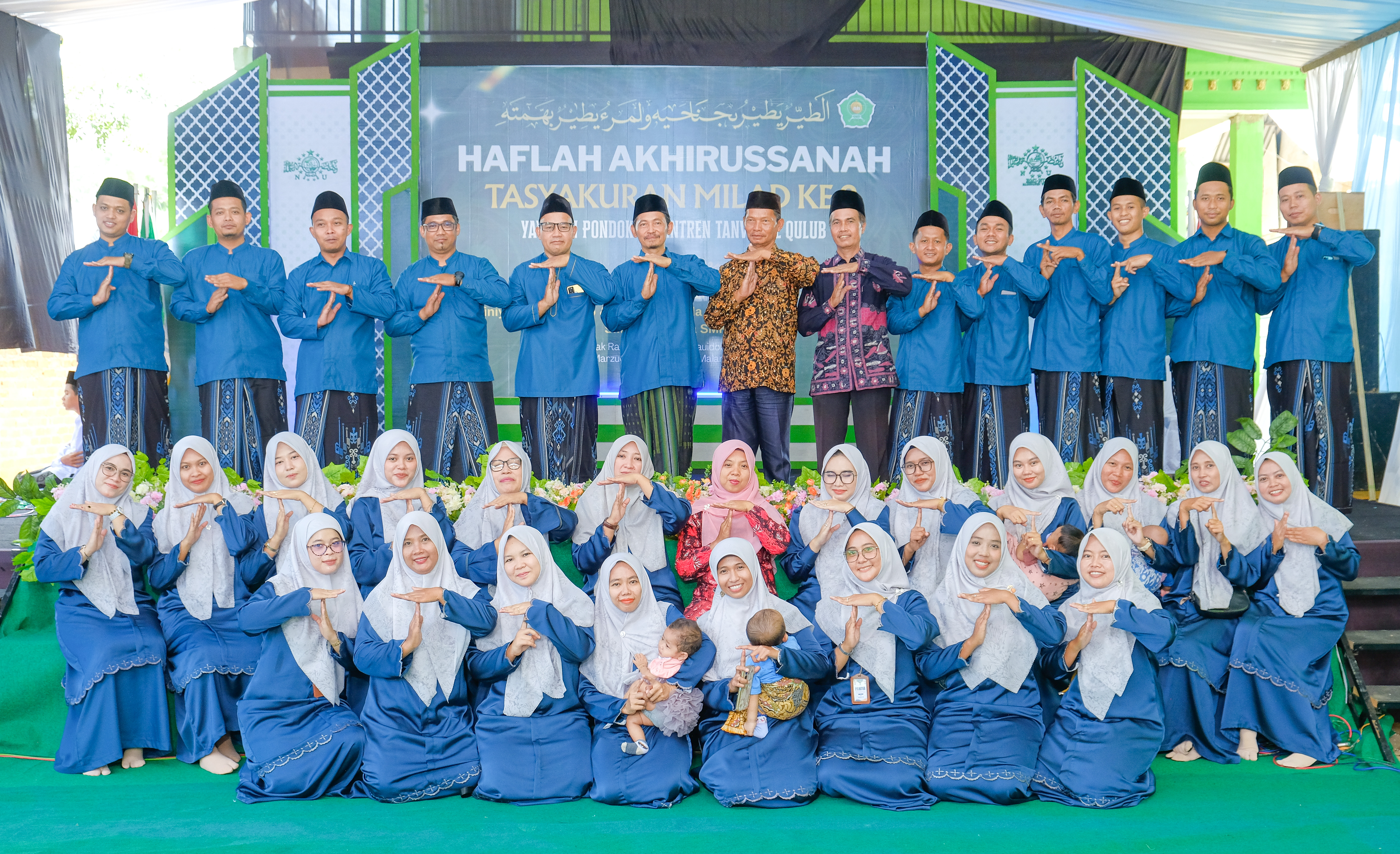 Ketua Yayasan dan Seluruh Dewan Guru